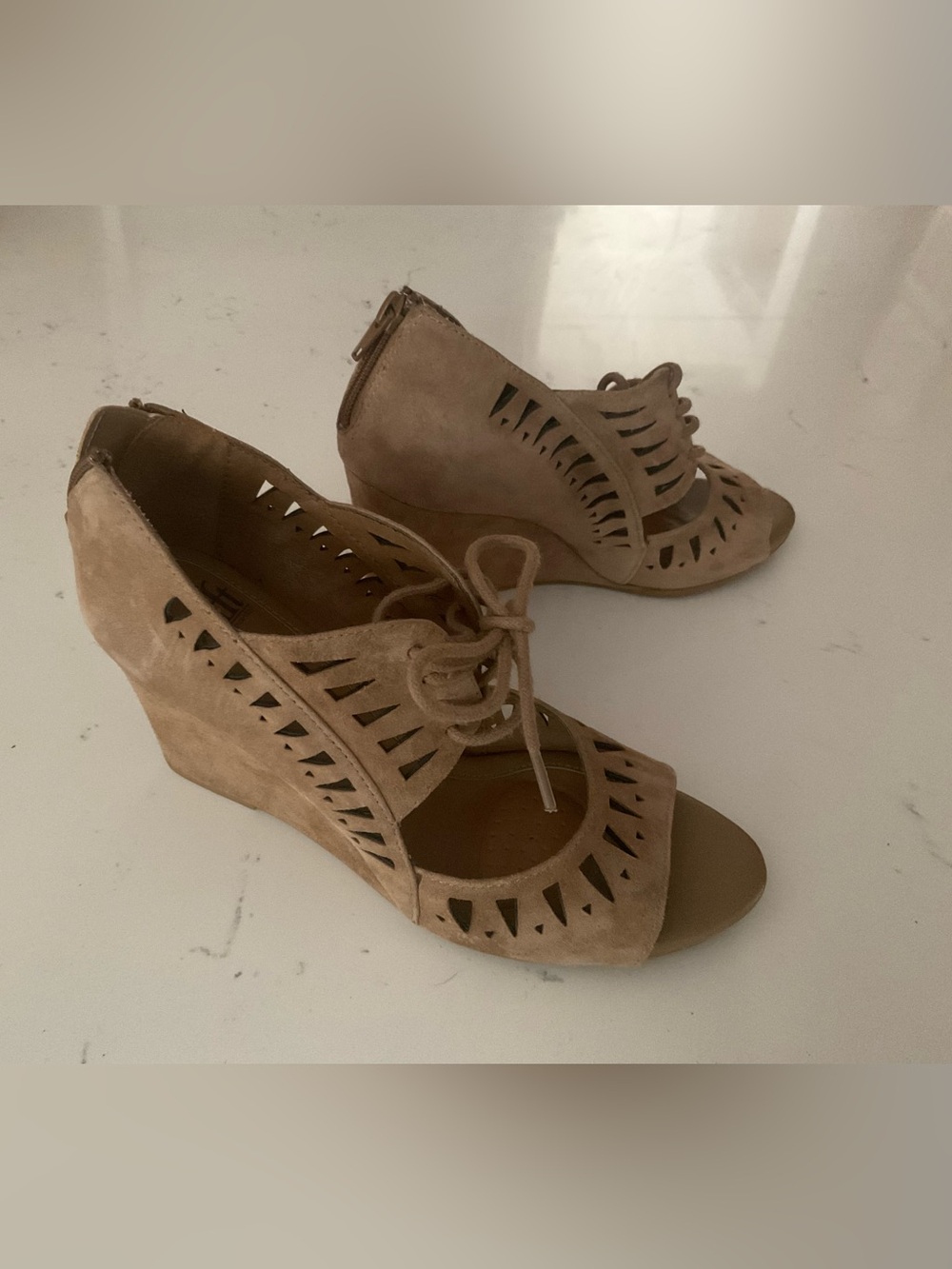 Sofft Tan Suede Peep-Toe Lace-Up Wedge Platform Heels. Sz: 8 M